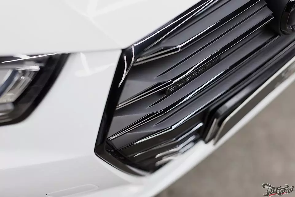 Audi A4. Удаление хрома и окрас в черный глянец.